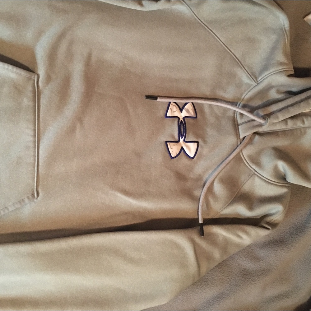 Gray UnderArmour Pullover Hoodie.